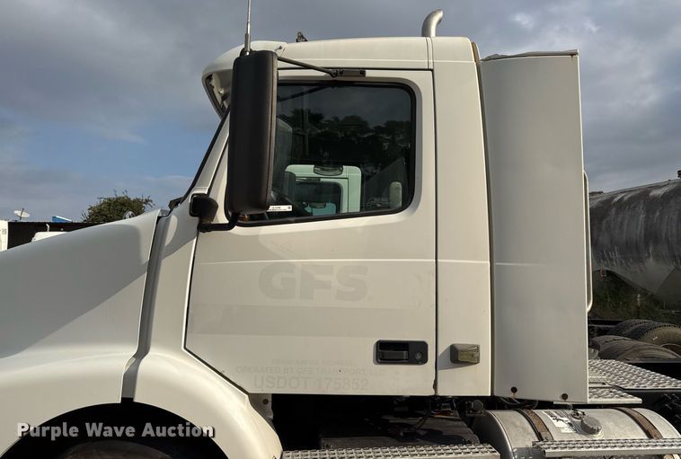 image for item EJ3288 2010 Volvo VN semi truck