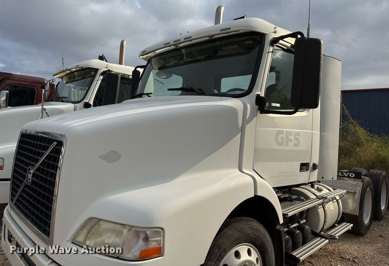 image for item EJ3288 2010 Volvo VN semi truck