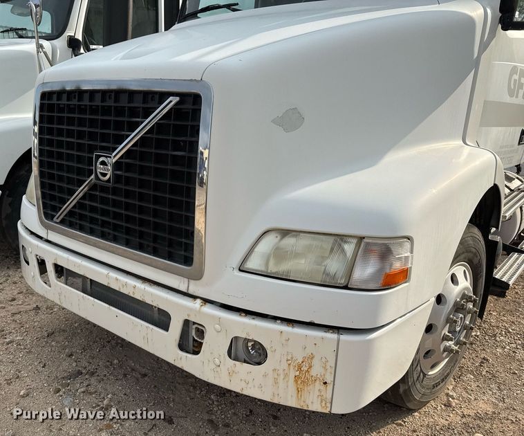 image for item EJ3288 2010 Volvo VN semi truck