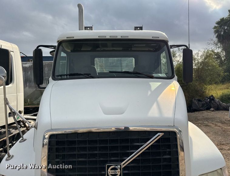image for item EJ3288 2010 Volvo VN semi truck