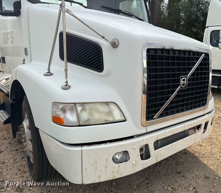 image for item EJ3288 2010 Volvo VN semi truck