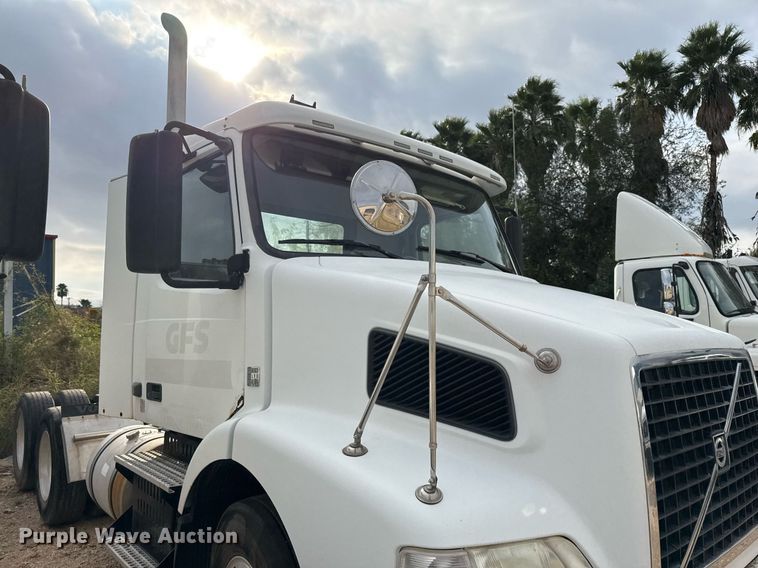 image for item EJ3288 2010 Volvo VN semi truck