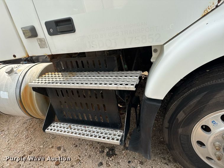 image for item EJ3288 2010 Volvo VN semi truck