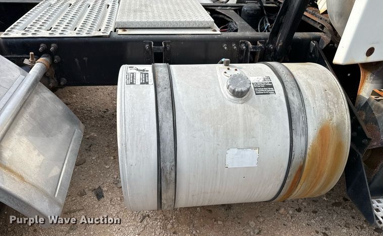 image for item EJ3288 2010 Volvo VN semi truck