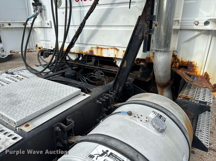 image for item EJ3288 2010 Volvo VN semi truck