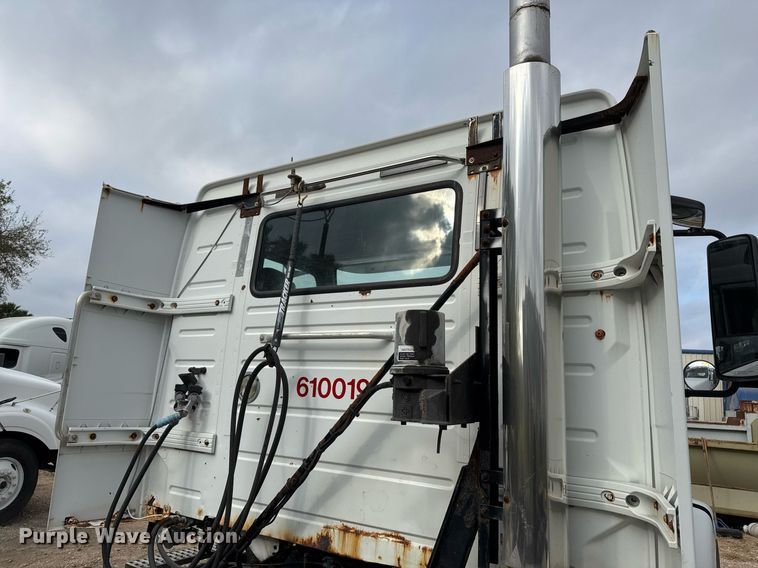 image for item EJ3288 2010 Volvo VN semi truck