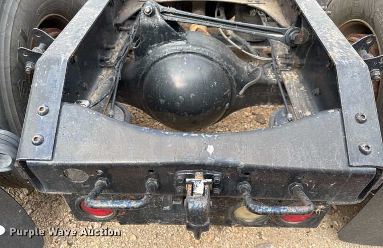 image for item EJ3288 2010 Volvo VN semi truck