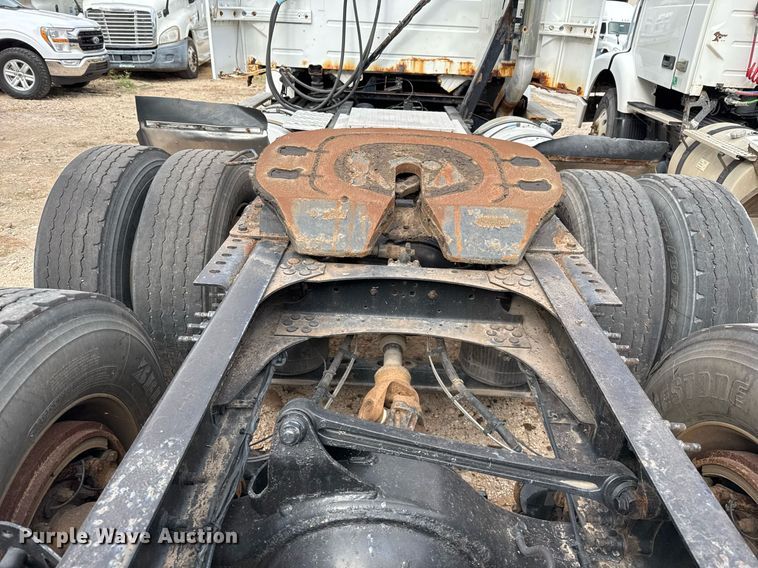 image for item EJ3288 2010 Volvo VN semi truck