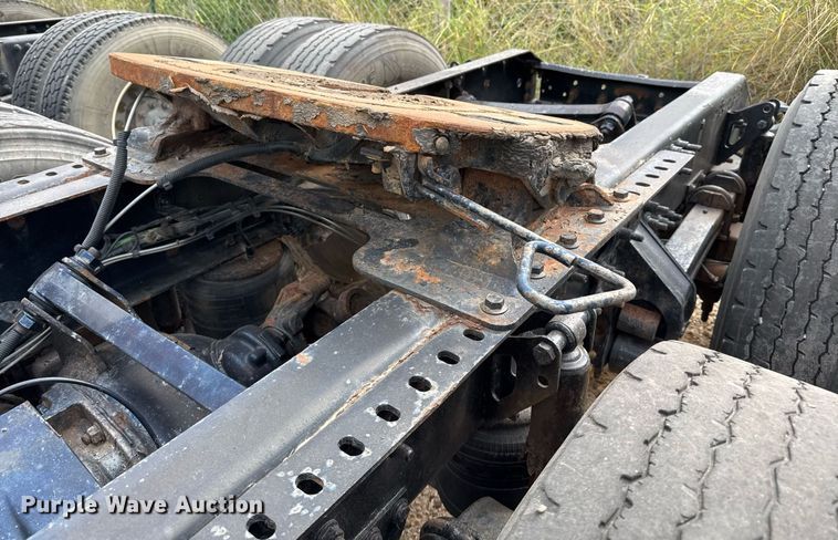 image for item EJ3288 2010 Volvo VN semi truck