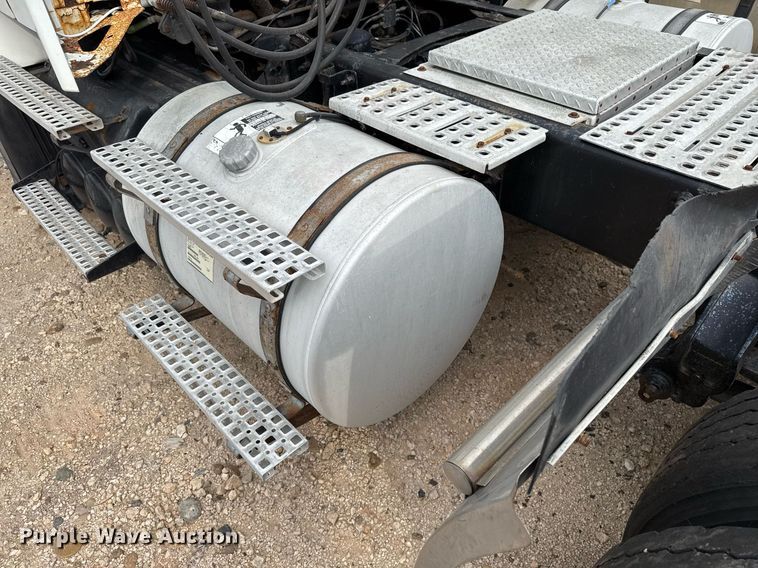 image for item EJ3288 2010 Volvo VN semi truck