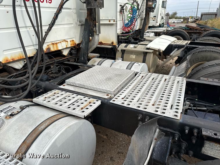 image for item EJ3288 2010 Volvo VN semi truck