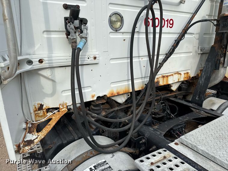 image for item EJ3288 2010 Volvo VN semi truck