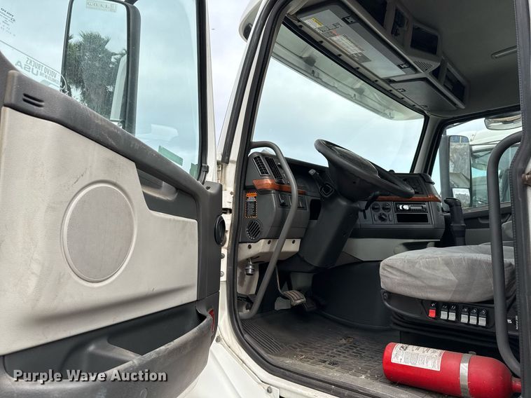 image for item EJ3288 2010 Volvo VN semi truck