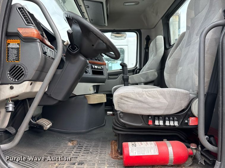 image for item EJ3288 2010 Volvo VN semi truck