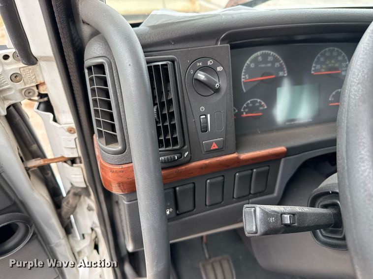 image for item EJ3288 2010 Volvo VN semi truck