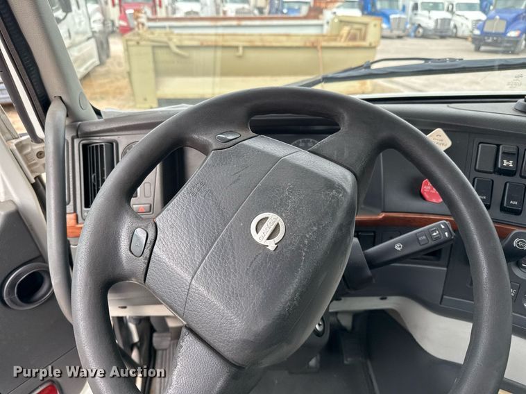 image for item EJ3288 2010 Volvo VN semi truck