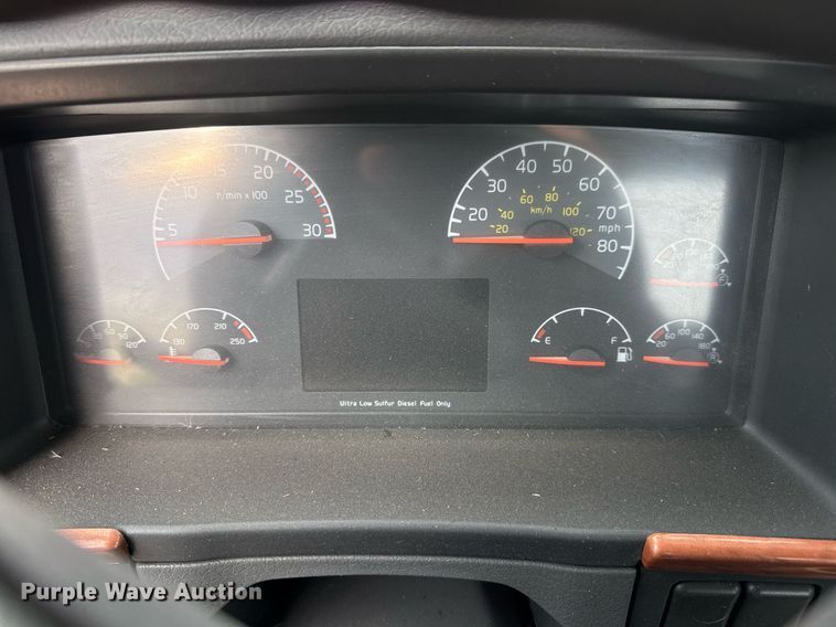 image for item EJ3288 2010 Volvo VN semi truck