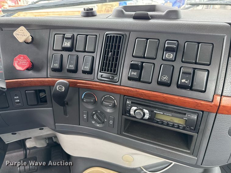 image for item EJ3288 2010 Volvo VN semi truck