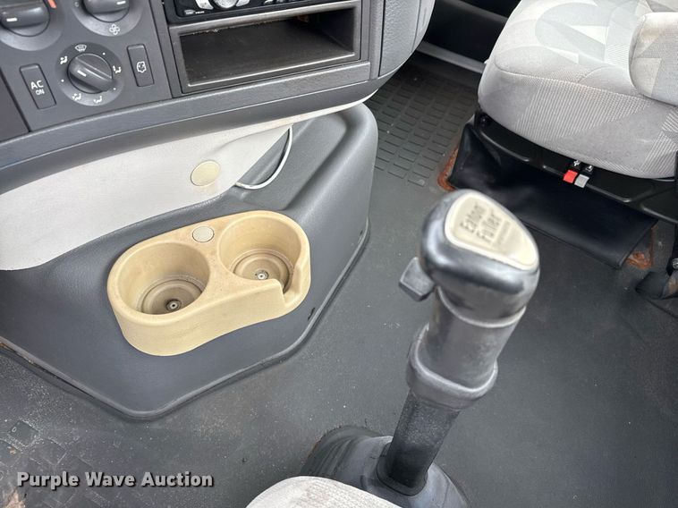 image for item EJ3288 2010 Volvo VN semi truck