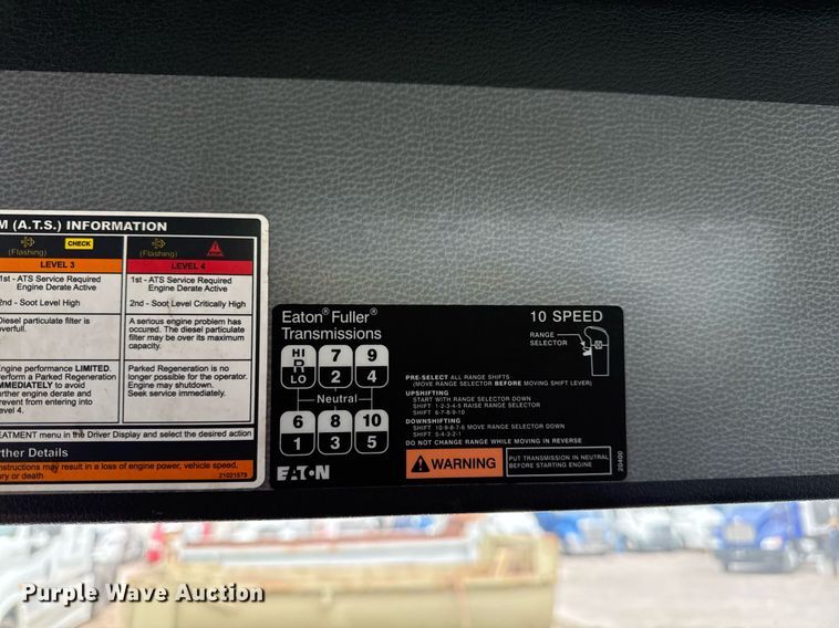 image for item EJ3288 2010 Volvo VN semi truck