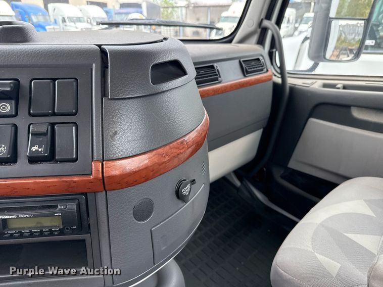 image for item EJ3288 2010 Volvo VN semi truck