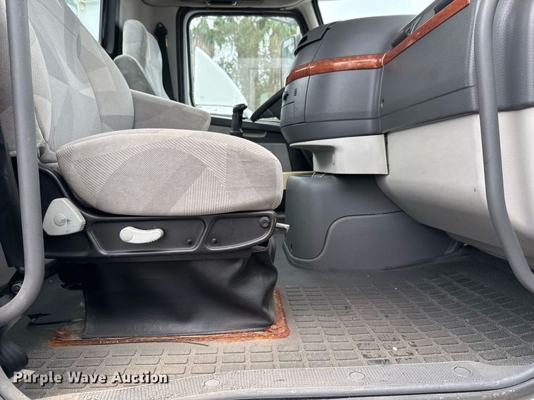 image for item EJ3288 2010 Volvo VN semi truck