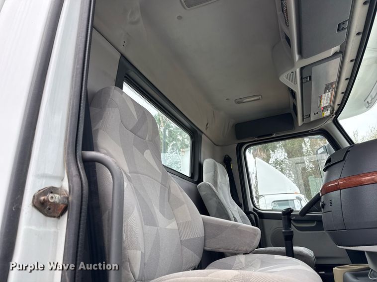 image for item EJ3288 2010 Volvo VN semi truck