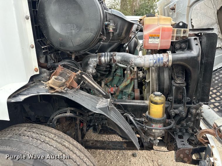 image for item EJ3288 2010 Volvo VN semi truck