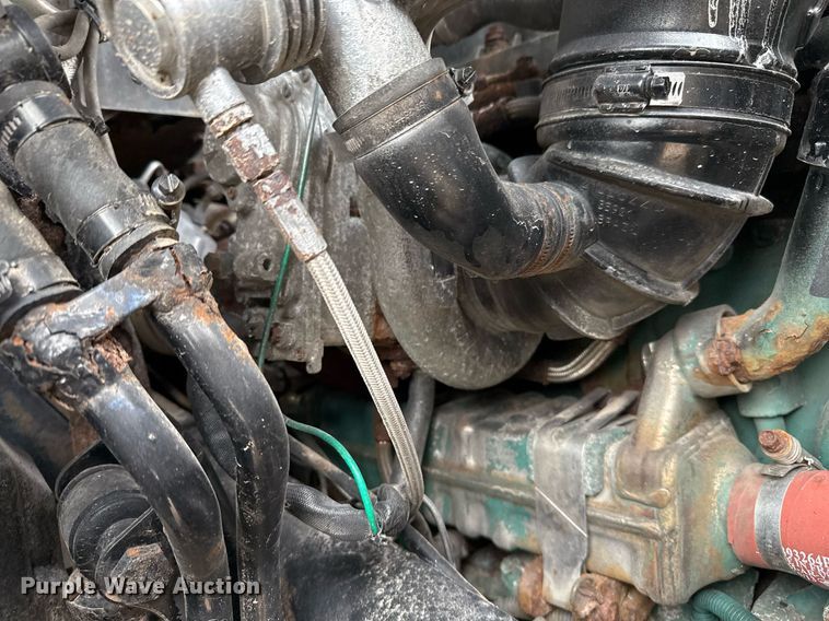 image for item EJ3288 2010 Volvo VN semi truck