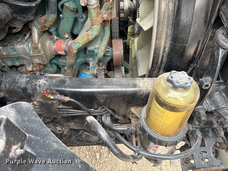 image for item EJ3288 2010 Volvo VN semi truck