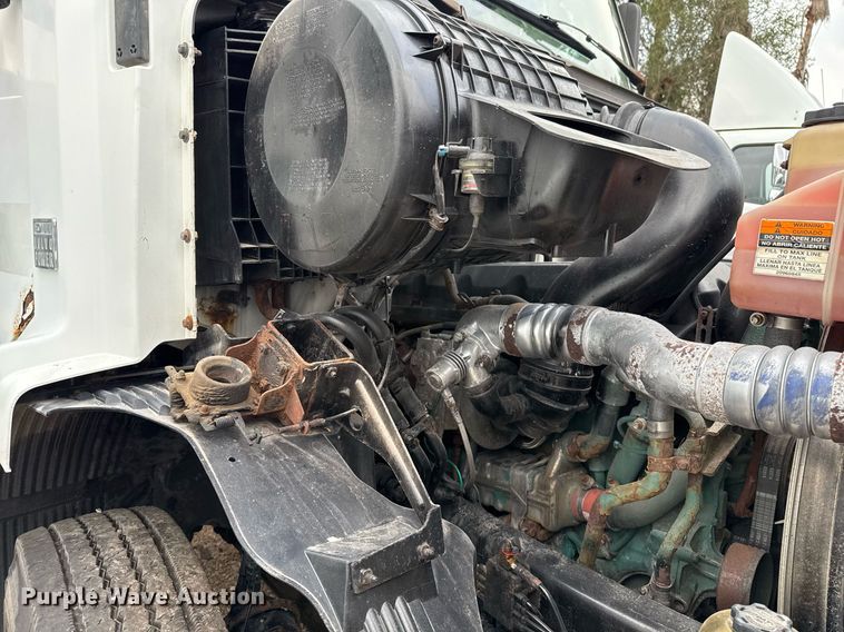 image for item EJ3288 2010 Volvo VN semi truck