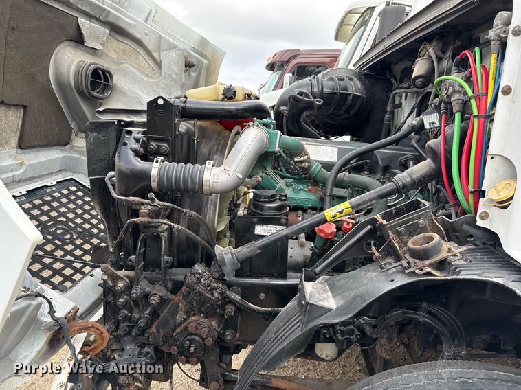 image for item EJ3288 2010 Volvo VN semi truck