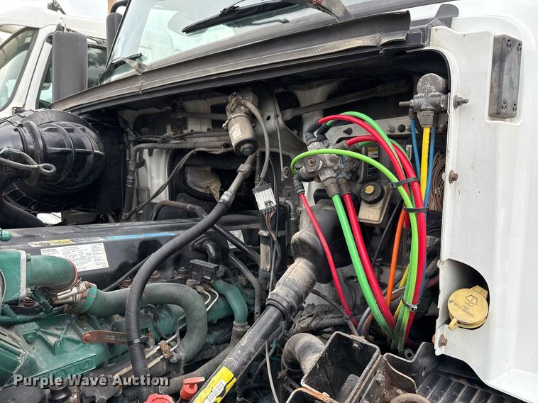 image for item EJ3288 2010 Volvo VN semi truck