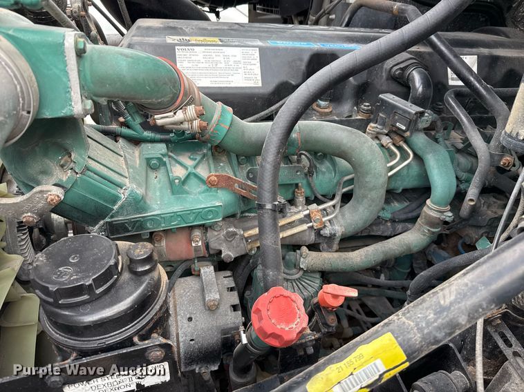 image for item EJ3288 2010 Volvo VN semi truck