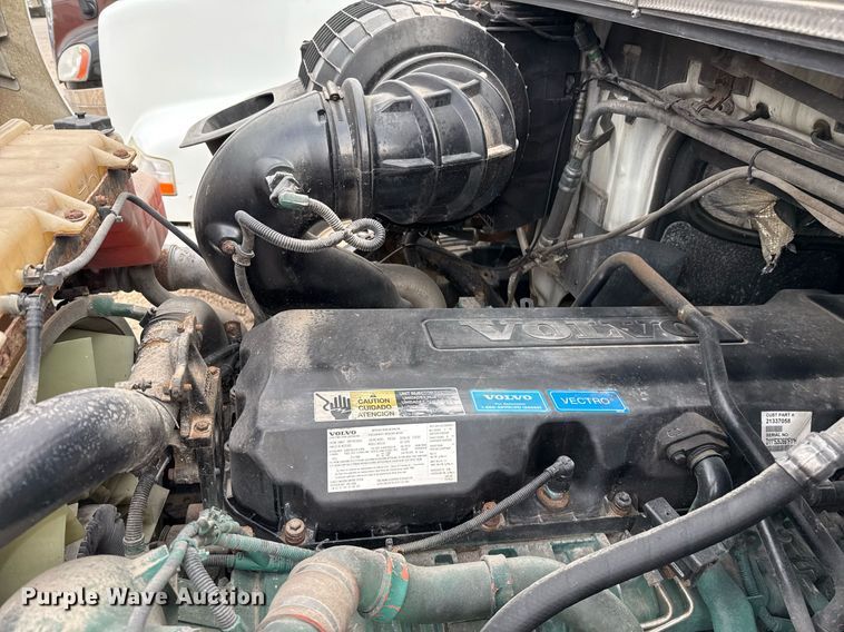 image for item EJ3288 2010 Volvo VN semi truck