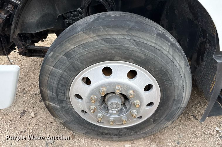 image for item EJ3288 2010 Volvo VN semi truck