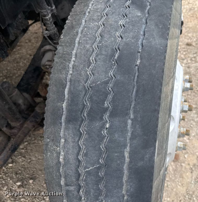 image for item EJ3288 2010 Volvo VN semi truck