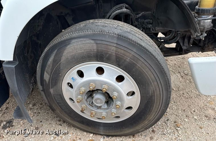 image for item EJ3288 2010 Volvo VN semi truck