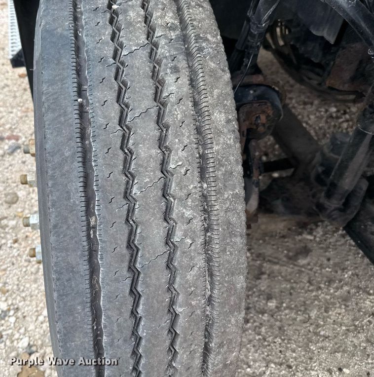 image for item EJ3288 2010 Volvo VN semi truck