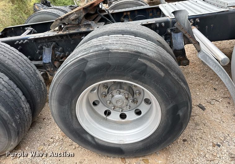 image for item EJ3288 2010 Volvo VN semi truck