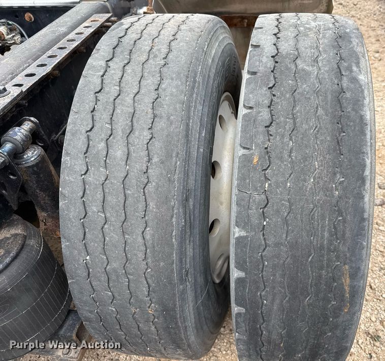 image for item EJ3288 2010 Volvo VN semi truck