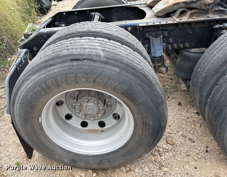 image for item EJ3288 2010 Volvo VN semi truck