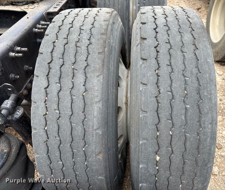 image for item EJ3288 2010 Volvo VN semi truck