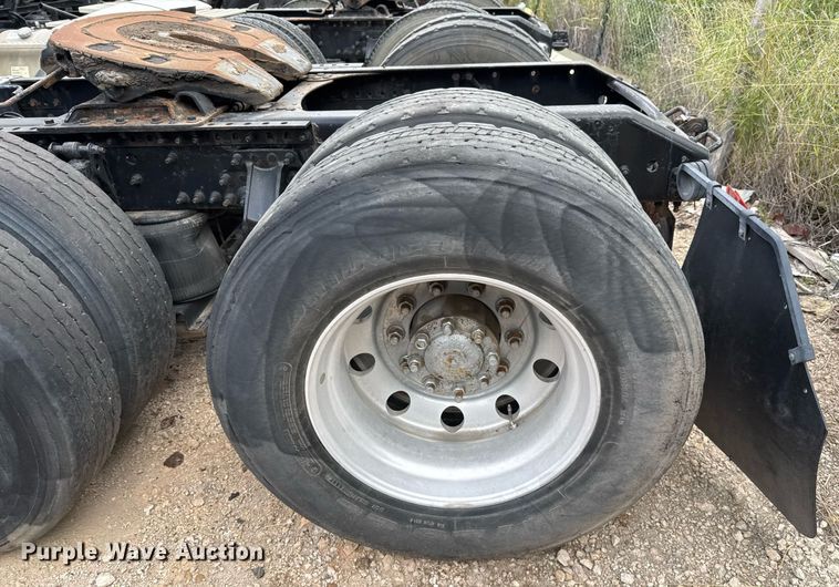 image for item EJ3288 2010 Volvo VN semi truck