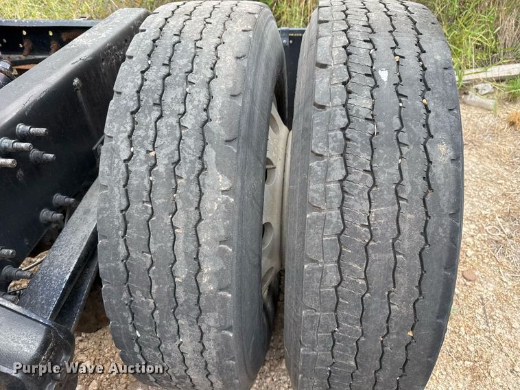 image for item EJ3288 2010 Volvo VN semi truck