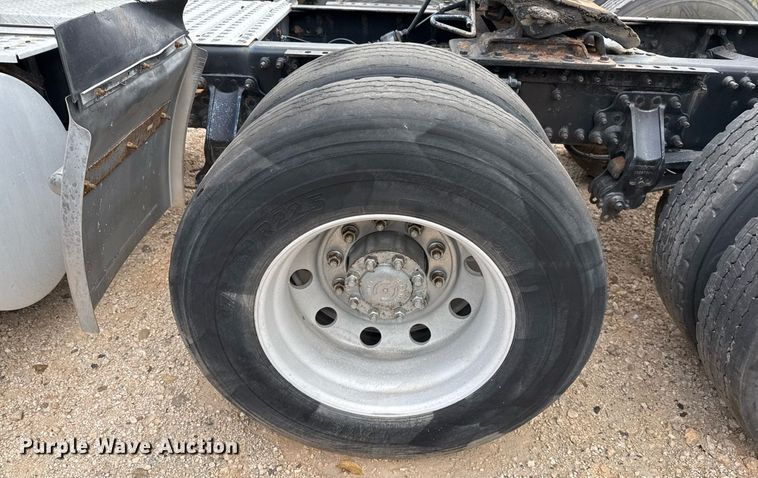 image for item EJ3288 2010 Volvo VN semi truck