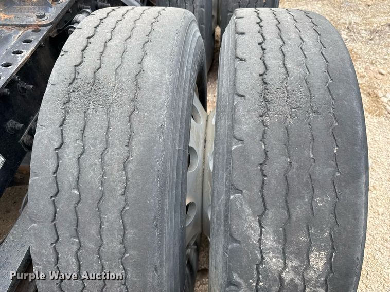 image for item EJ3288 2010 Volvo VN semi truck