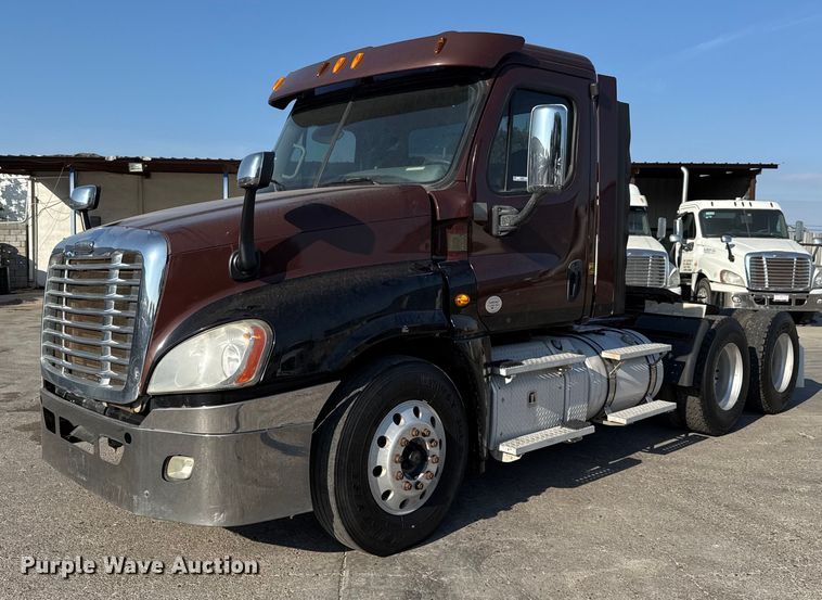image for item EJ3290 2013 Freightliner Cascadia semi truck