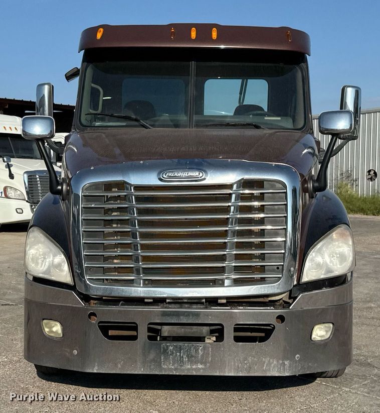 image for item EJ3290 2013 Freightliner Cascadia semi truck