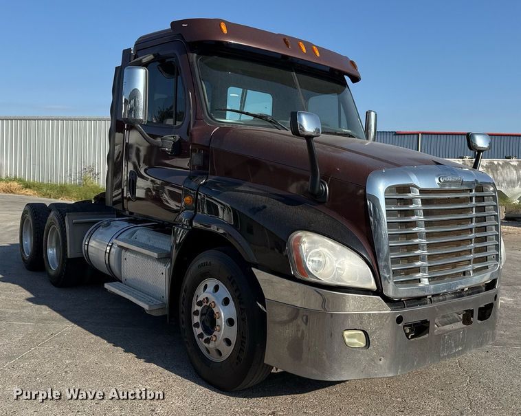 image for item EJ3290 2013 Freightliner Cascadia semi truck